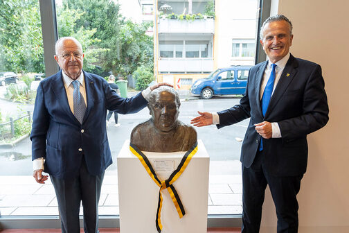 Oberbürgermeister Dr. Frank Nopper und Dr. Peter Linder mit der Büste von Oscar Heiler.