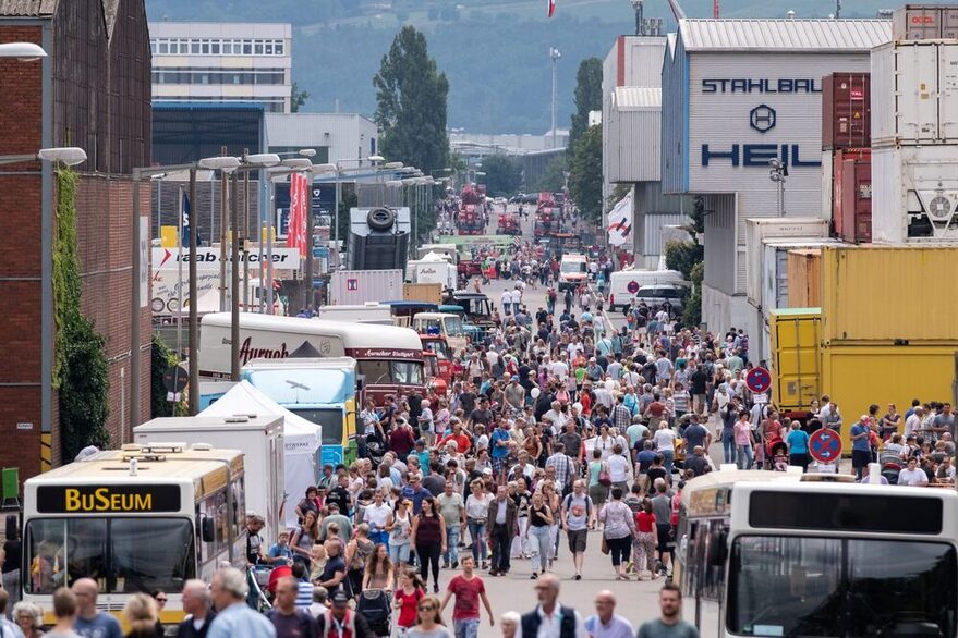 Zahlreiche Menschen beim Hafenfest auf dem Hafengelände