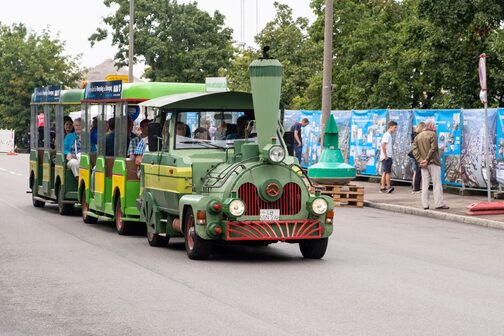 Bimmelbahn fährt über das Hafengelände