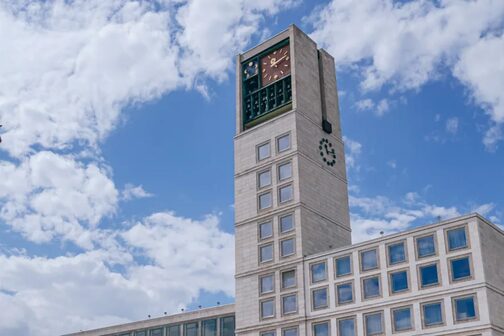 Das Foto zeigt den Rathausturm der Stadt Stuttgart.