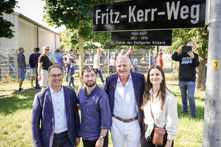 Gruppenbild für dem neuen Wegschild.