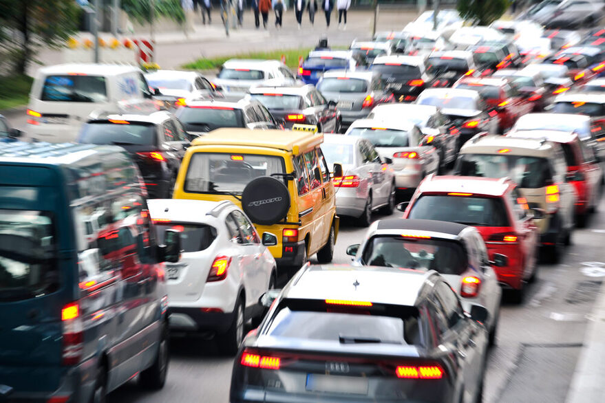 Autos stehen im Stau.