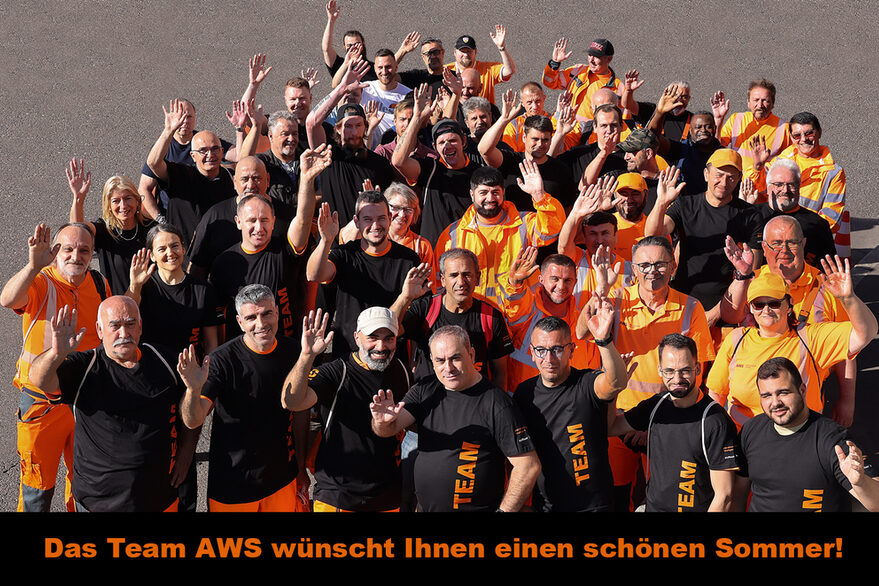 Einige Mitarbeiterinnen und Mitarbeiter der AWS winken in die Kamera.