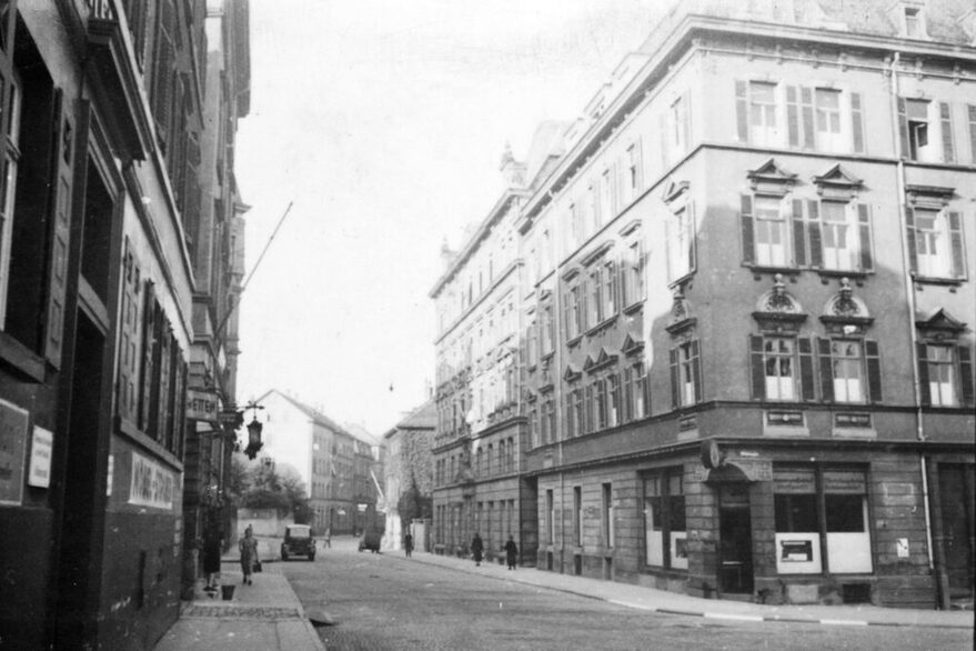 Schwarz-weiß Foto von einem Gebäude