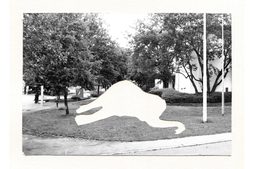 Schwarz- weiß Foto aus dem der Umriss eines Elefanten ausgeschnitten wurde.