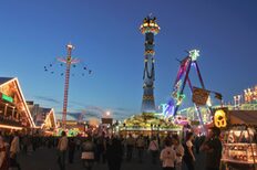 Cannstatter Volksfest mit der Fruchtsäule bei Nacht.