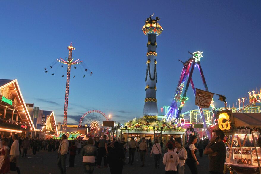 Cannstatter Volksfest mit der Fruchtsäule bei Nacht.