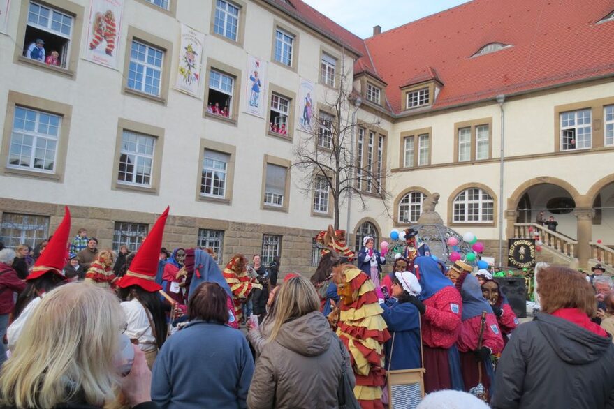 Narren vorm Feuerbacher Bezirksrathaus