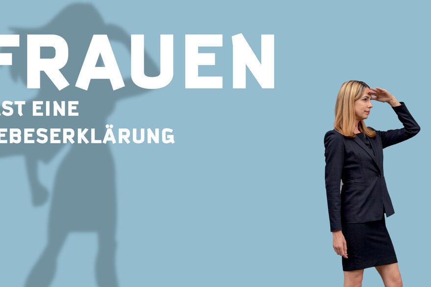 Eine Frau blickt in die Ferne, hinter ihr ein übergroßer Schatten einer weiblichen Person in der selben Pose, einen Super-Woman Umhang tragend