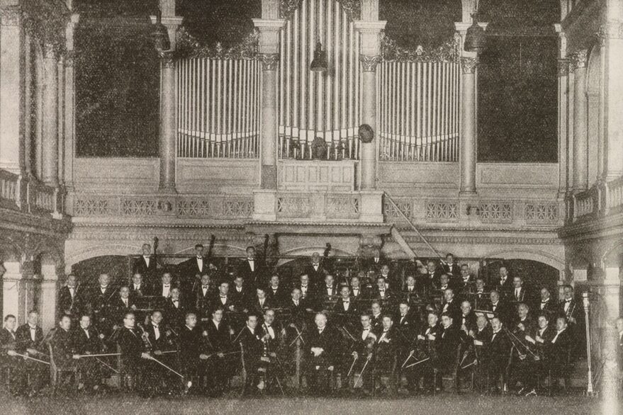 Schwarzweiß-Gruppenfoto des Philharmonischen Orchesters Stuttgart