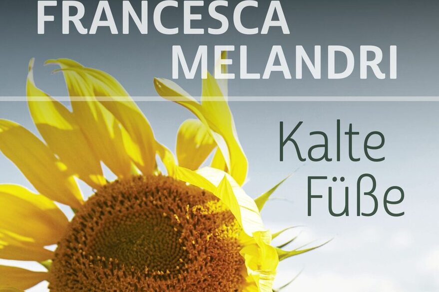 Sonnenblume vor grauem Himmel, mit dem Titel "Kalte Füße" dem Namen der Autorin "Francesca Melandri"