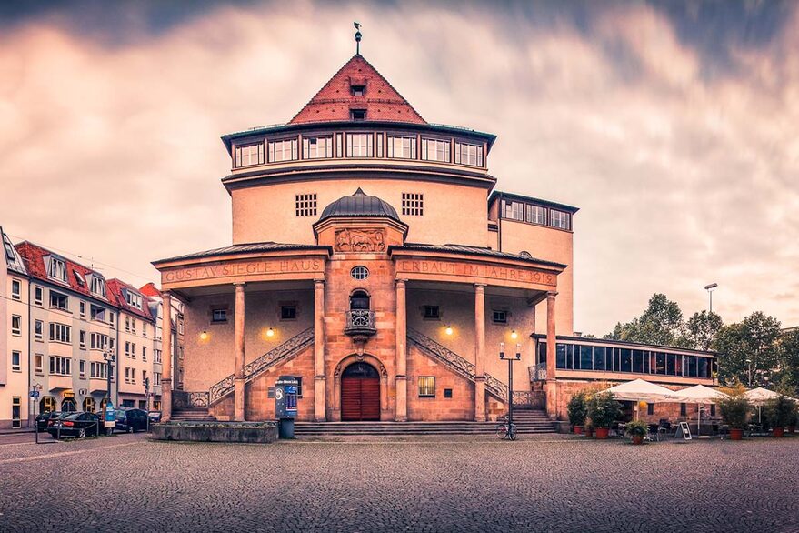 Das Gustav-Siegle-Haus auf dem Leonhardsplatz