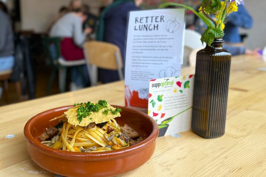 Mittagessen aus geretteten Lebensmitteln angerichtet auf einem Tisch