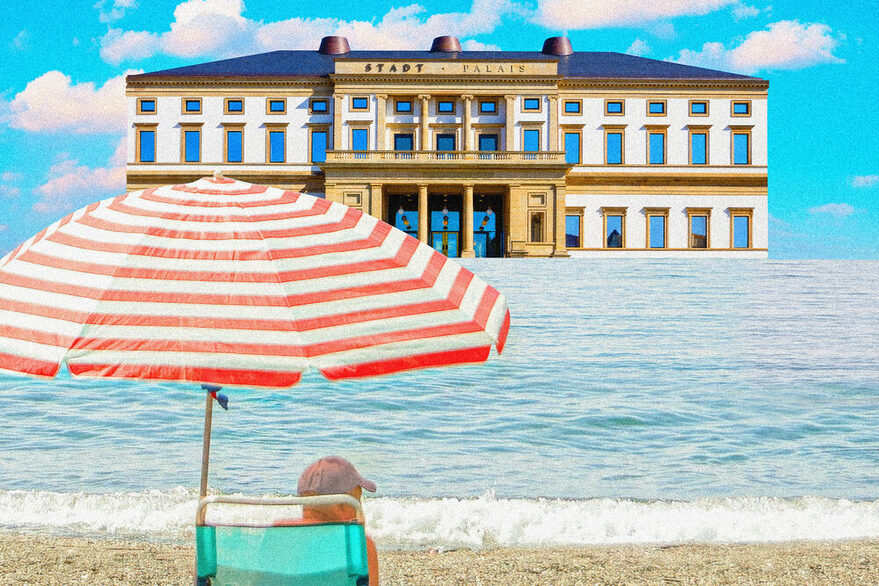 Stuttgart am Meer Keyvisual - Eine Person sitzt unter einem rot-weißen Sonnenschirm am Strand im Hintergrund ist das Gebäude des StadtPalais zu sehen.