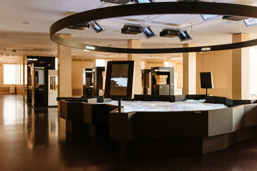 Eine Vitrine in der ständigen Ausstellung im StadtPalais