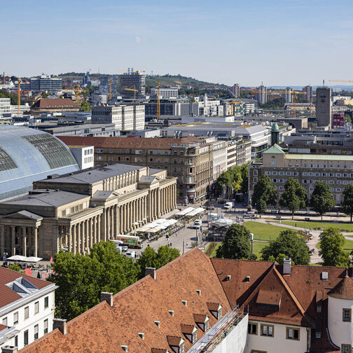 Blick vom Turm des Alten Schlosses auf die Königstraße und den Schlossplatz.